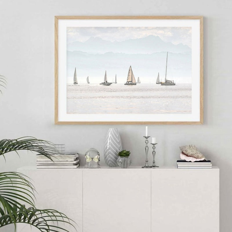Sommerlandschaft mit Segelbootmotiv – Minimalistischer Kunstdruck auf Leinwand