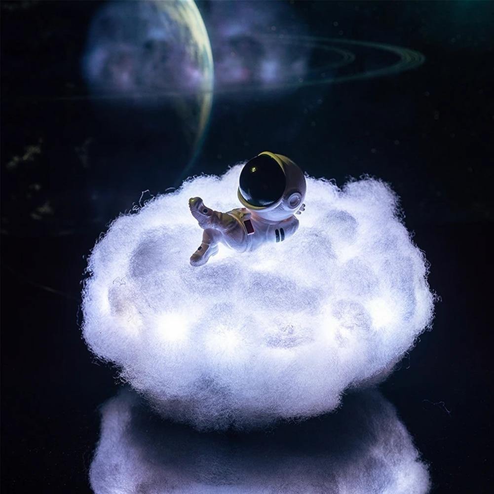 Astronaut Bunte Wolken Nachtlicht