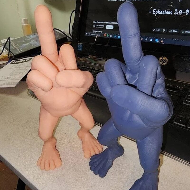 Mittelfingerfigur mit Beinen | Karnz