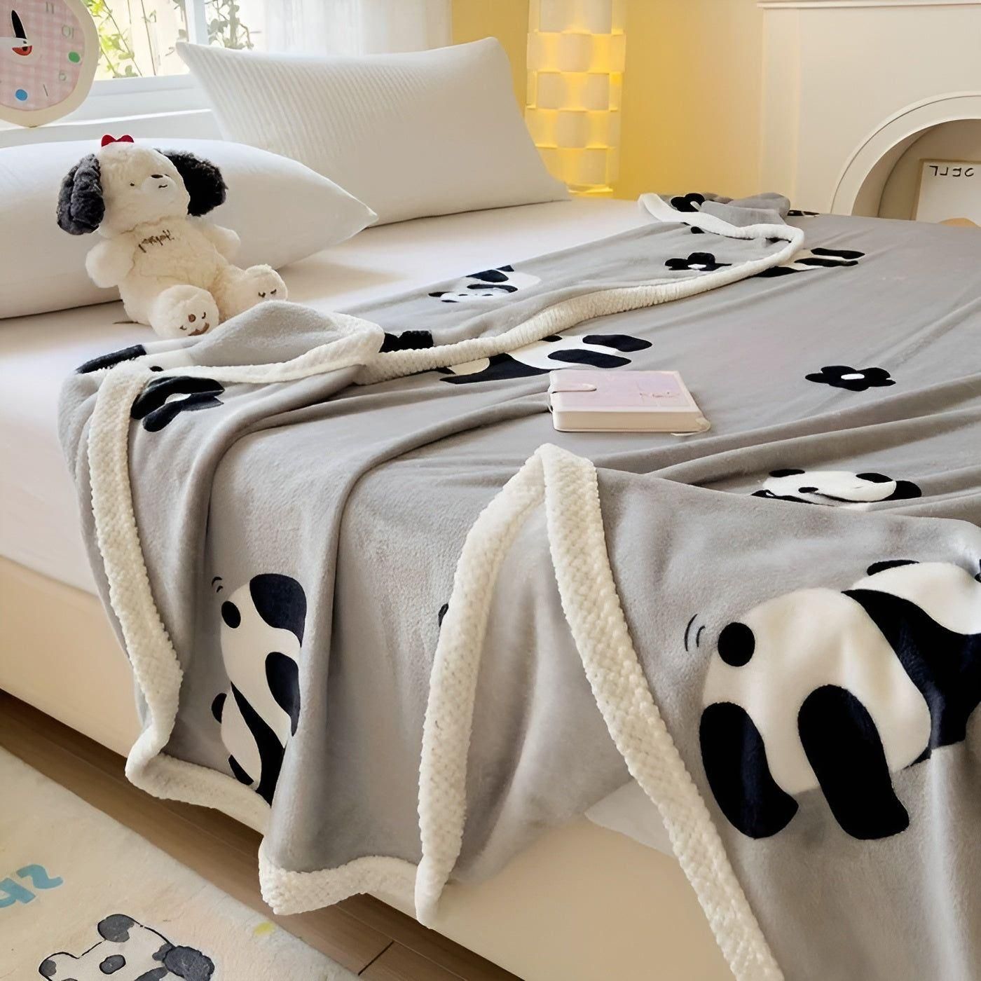 PandaSnug Karnzanket - Weiches und wärmendes Flanell-Fleece mit Panda-Print