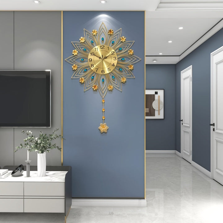 Elegante Blumen-Wanduhr mit luxuriösen goldenen Akzenten | Karnz