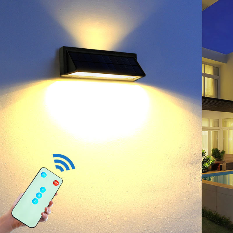 Wasserdichte, rechteckige LED-Wandleuchte für den Außenbereich mit Solarbetrieb, ideal für Terrasse und Garten.