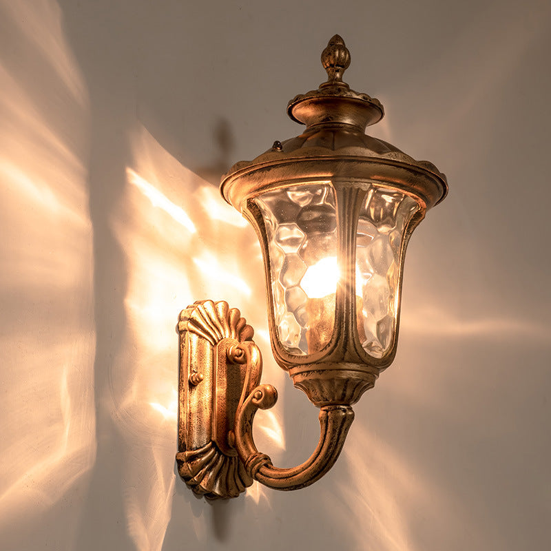 Traditionelle europäische wasserdichte kastellförmige Aluminium-Glas 1-Licht Außenwandleuchte für den Garten | Karnz