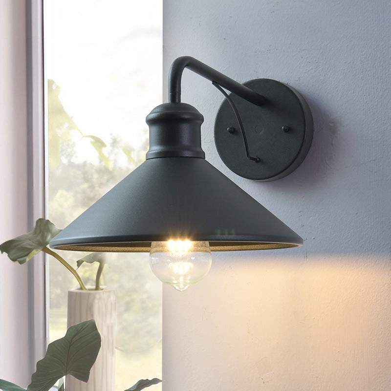 Moderner minimalistischer Kegel-Eisen 1-Lampe Wandleuchte für Außenpatio | Karnz