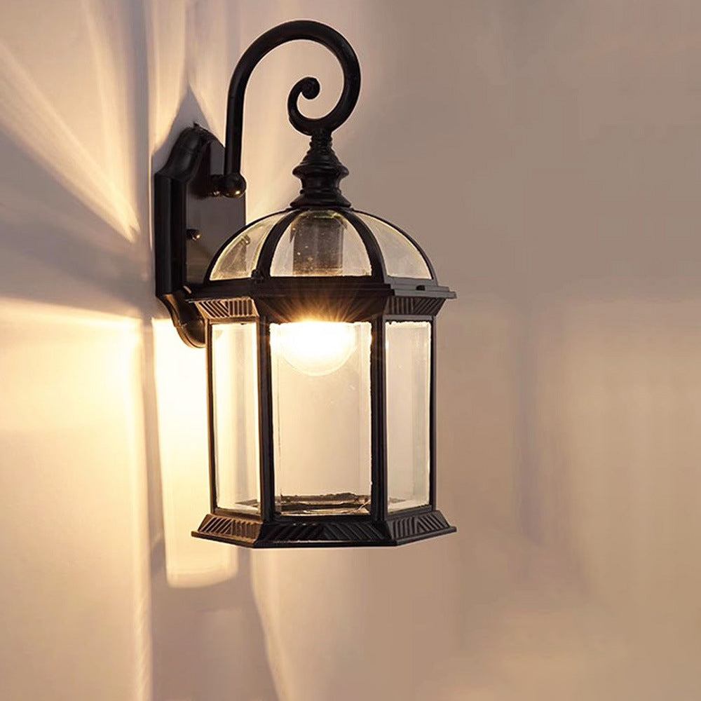 Traditioneller Vintage sechseckiger Schloss-Aluminium-Glas 1-Licht Außenwandlaterne für Garten | Karnz