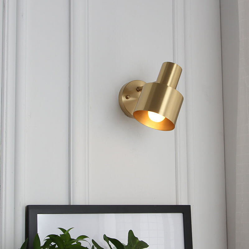 Moderne goldene Wandleuchte - Minimalistisches Metalldesign für luxuriöse Innenräume | Karnz