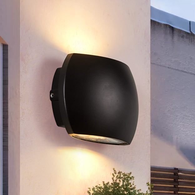 Zeitgenössische industrielle Halbkreis-Aluminium-LED-Außenwandleuchte für den Garten | Karnz