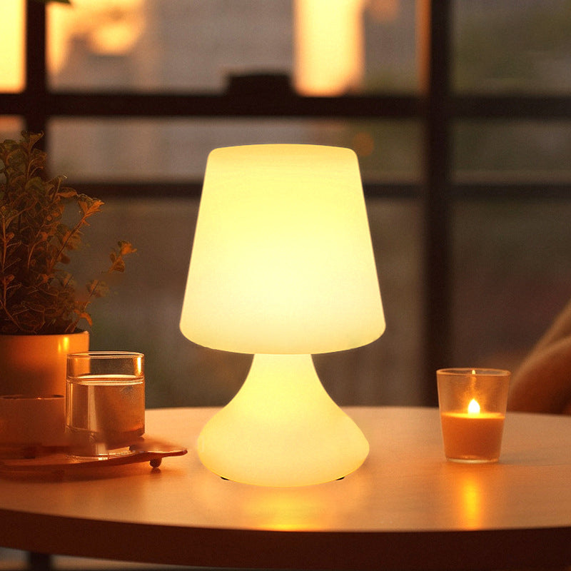 Moderne Minimalistische PE Becherform USB LED Tischlampe Nachtlicht für Außenpatio | Karnz