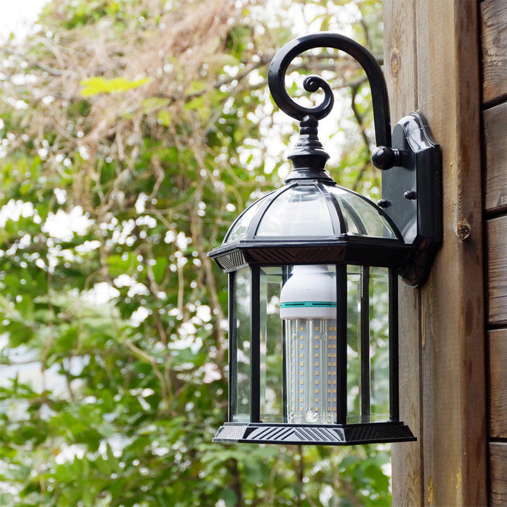 Traditionelle europäische wasserdichte Aluminium-Glas-hexagonale Prism 1-Licht-Wandlampe für den Garten | Karnz
