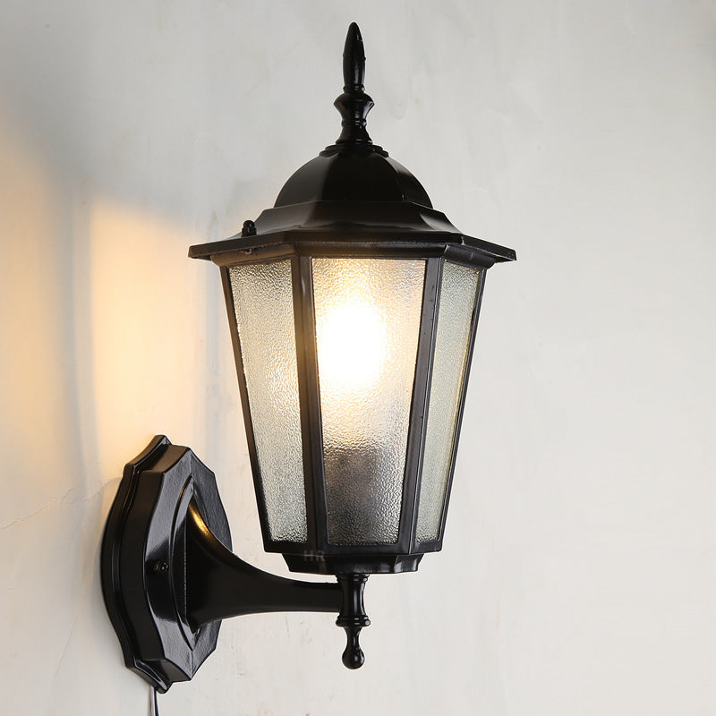 Sechseckige Wandleuchte mit Aluminiumrahmen, mattiertem Glas und einer Lichtquelle für den Außenbereich, geeignet für den Garten