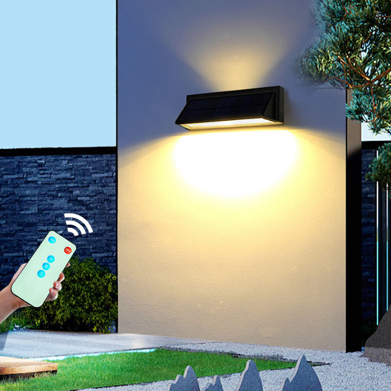 Wasserdichte, rechteckige LED-Wandleuchte für den Außenbereich mit Solarbetrieb, ideal für Terrasse und Garten.