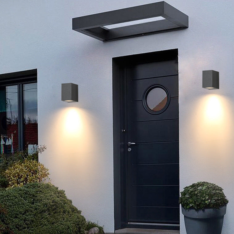 Zeitgenössische industrielle rechteckige Aluminium 1-Licht Außenwandleuchte für den Garten | Karnz