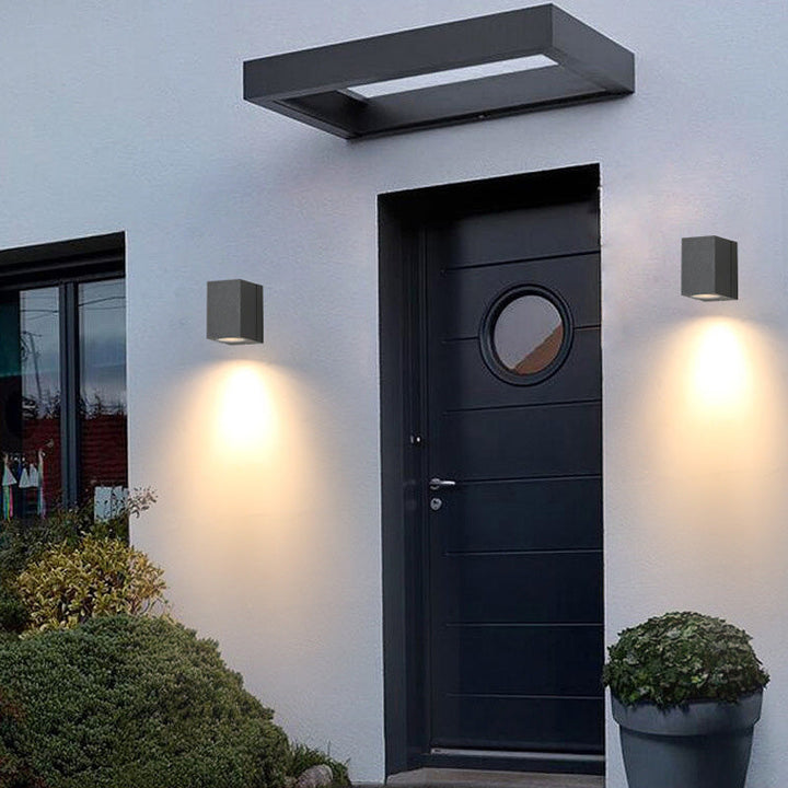 Zeitgenössische industrielle rechteckige Aluminium 1-Licht Außenwandleuchte für den Garten | Karnz