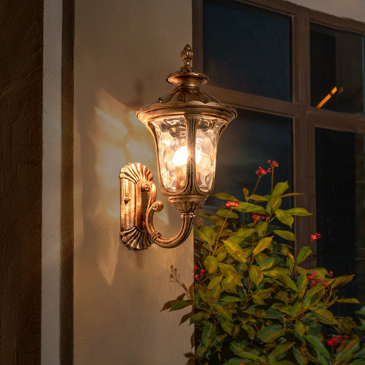 Traditionelle europäische wasserdichte kastellförmige Aluminium-Glas 1-Licht Außenwandleuchte für den Garten | Karnz
