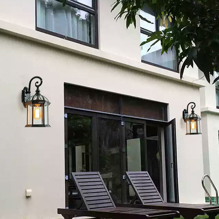 Traditionelle europäische wasserdichte Aluminium-Glas-hexagonale Prism 1-Licht-Wandlampe für den Garten | Karnz