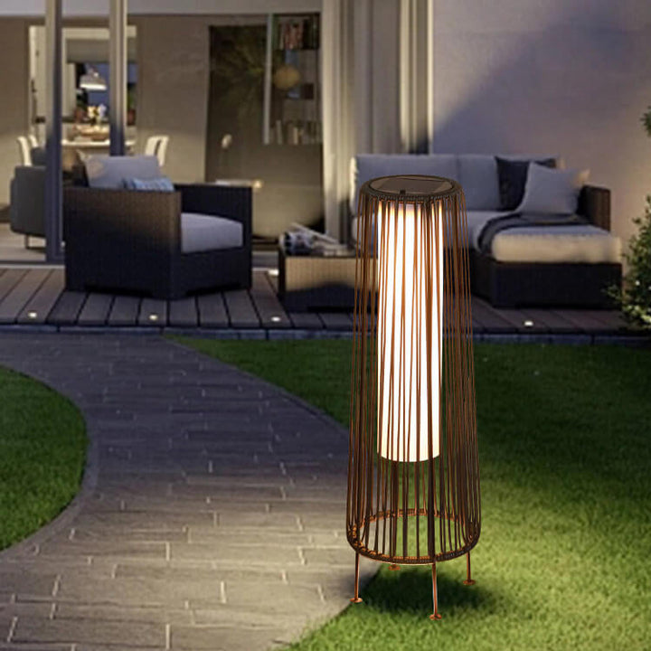 Moderner minimalistischer solarwasserfester runder vertikaler Zugstreifen Eisen Rattan LED Stehlampe für den Außenbereich Patio | Karnz