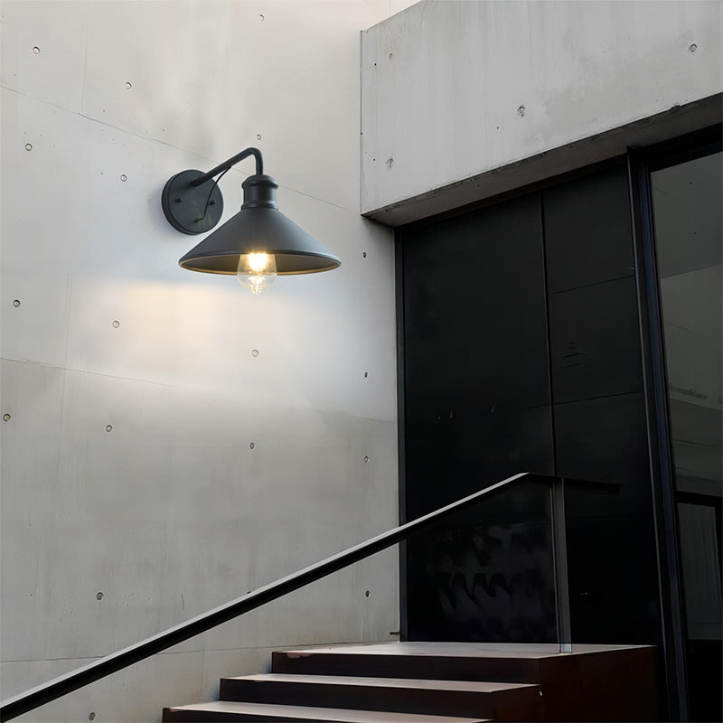 Moderner minimalistischer Kegel-Eisen 1-Lampe Wandleuchte für Außenpatio | Karnz