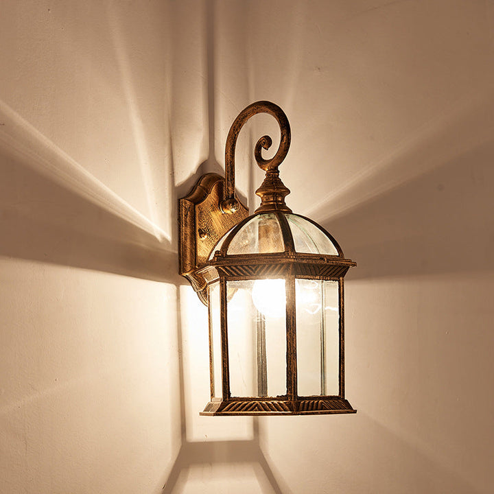 Traditioneller Vintage sechseckiger Schloss-Aluminium-Glas 1-Licht Außenwandlaterne für Garten | Karnz