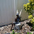 Statue einer sitzenden Fee im Garten