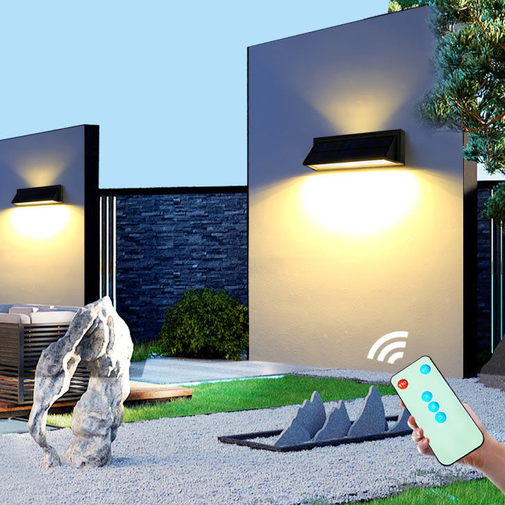 Wasserdichte, rechteckige LED-Wandleuchte für den Außenbereich mit Solarbetrieb, ideal für Terrasse und Garten.