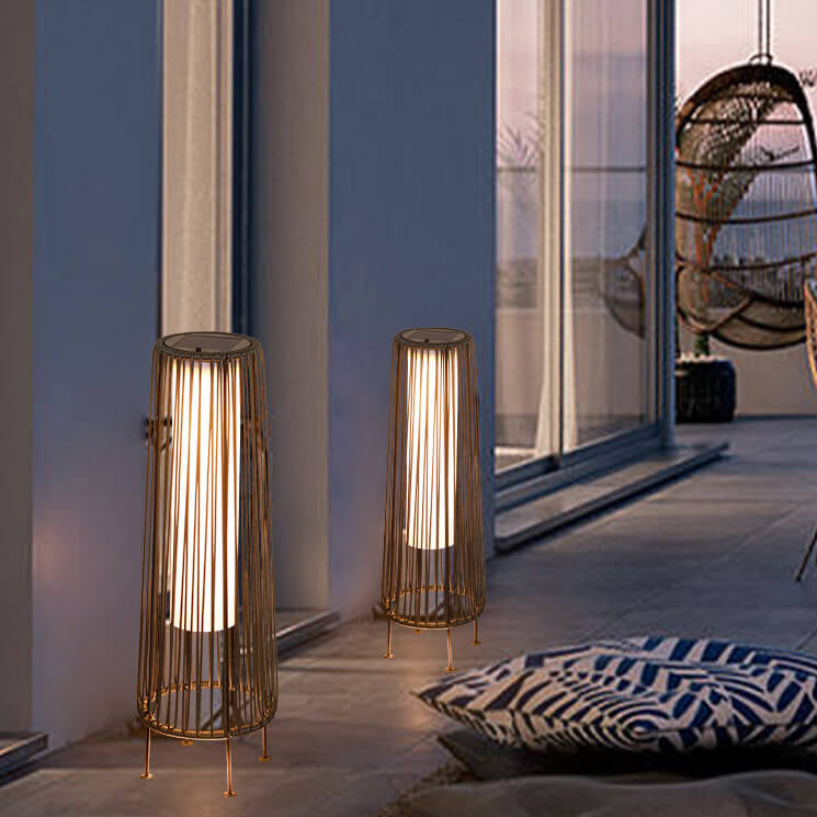Moderner minimalistischer solarwasserfester runder vertikaler Zugstreifen Eisen Rattan LED Stehlampe für den Außenbereich Patio | Karnz