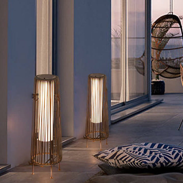 Moderner minimalistischer solarwasserfester runder vertikaler Zugstreifen Eisen Rattan LED Stehlampe für den Außenbereich Patio | Karnz