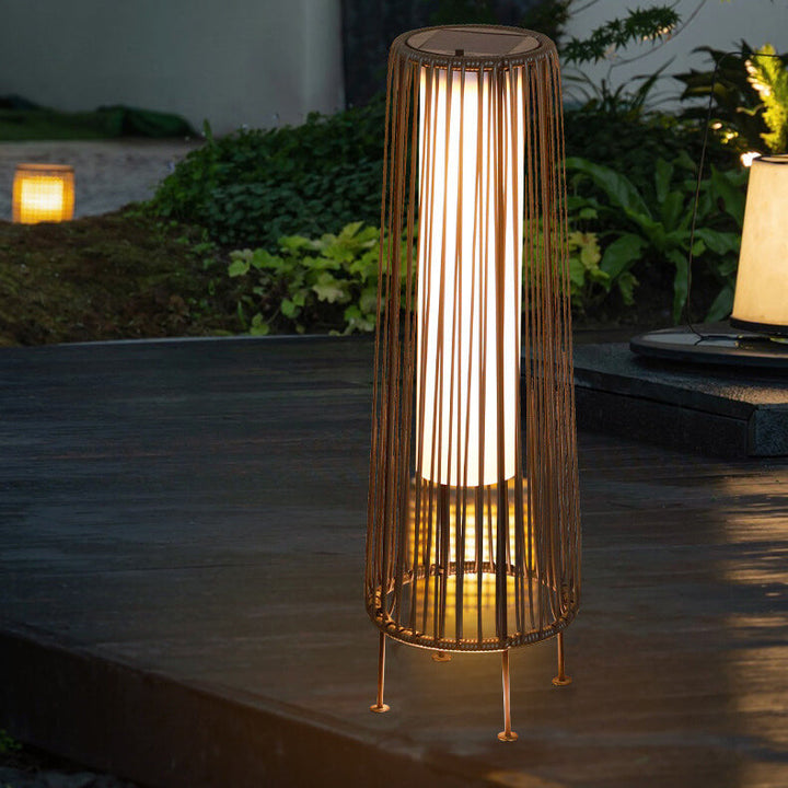 Moderner minimalistischer solarwasserfester runder vertikaler Zugstreifen Eisen Rattan LED Stehlampe für den Außenbereich Patio | Karnz