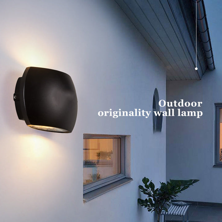 Zeitgenössische industrielle Halbkreis-Aluminium-LED-Außenwandleuchte für den Garten | Karnz