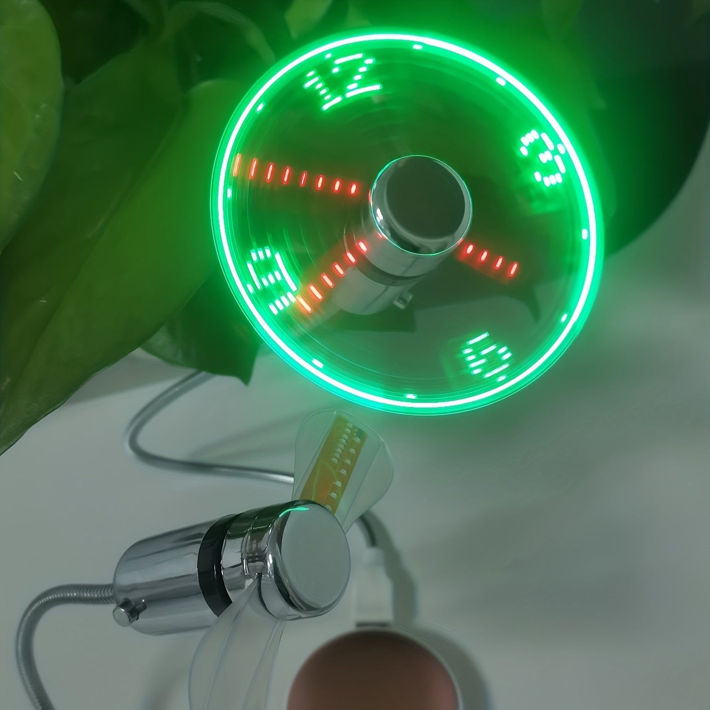 USB Tischventilator mit LED-Uhranzeige | Karnz