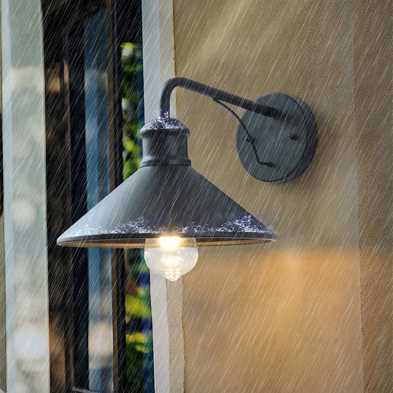 Moderner minimalistischer Kegel-Eisen 1-Lampe Wandleuchte für Außenpatio | Karnz