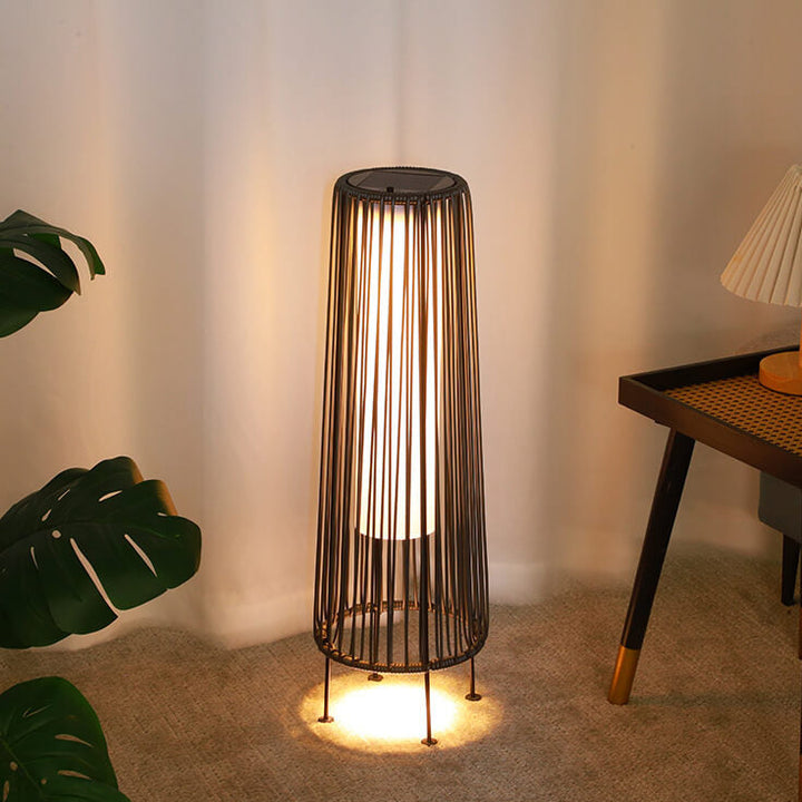 Moderner minimalistischer solarwasserfester runder vertikaler Zugstreifen Eisen Rattan LED Stehlampe für den Außenbereich Patio | Karnz