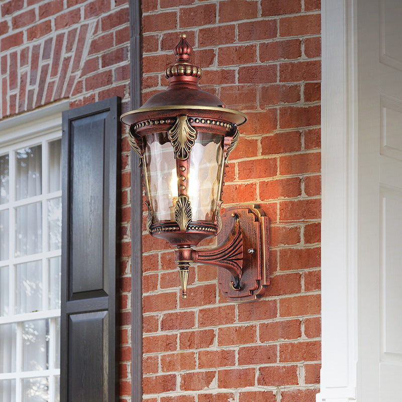 Traditionelle europäische wasserdichte viereckige spitzzylinder Aluminium Glas 1-Licht Außenwandlampe für den Garten | Karnz
