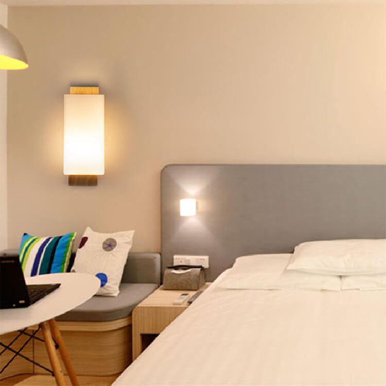 Moderne minimalistische quadratische Wandleuchte aus Massivholz mit Glassäule und einem Licht