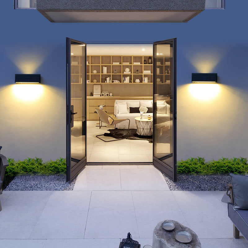 Wasserdichte, rechteckige LED-Wandleuchte für den Außenbereich mit Solarbetrieb, ideal für Terrasse und Garten.