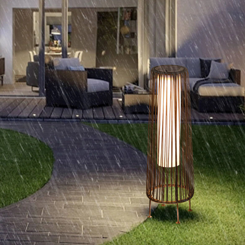 Moderner minimalistischer solarwasserfester runder vertikaler Zugstreifen Eisen Rattan LED Stehlampe für den Außenbereich Patio | Karnz