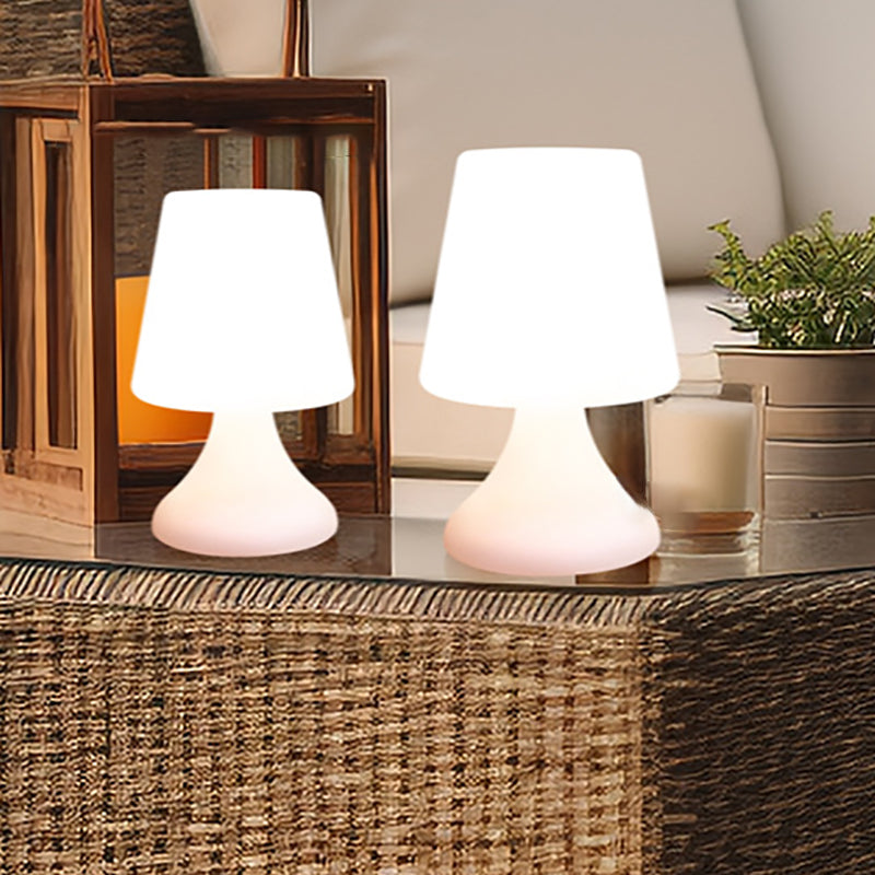 Moderne Minimalistische PE Becherform USB LED Tischlampe Nachtlicht für Außenpatio | Karnz