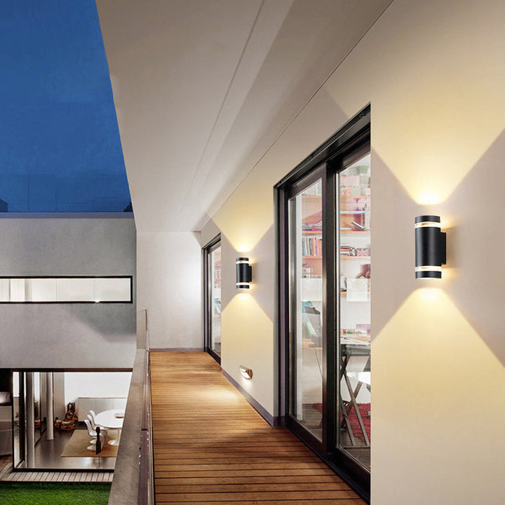 Zeitgenössischer industrieller wasserdichter Aluminiumzylinder LED Auf- und Abwärts leuchtender Spot-Wandleuchte für den Außenbereich Patio | Karnz