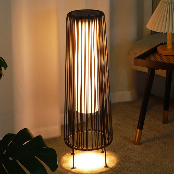 Moderner minimalistischer solarwasserfester runder vertikaler Zugstreifen Eisen Rattan LED Stehlampe für den Außenbereich Patio | Karnz