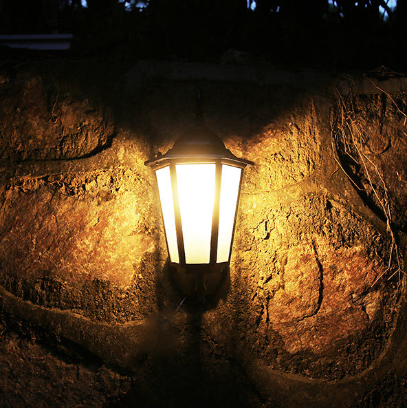 Sechseckige Wandleuchte mit Aluminiumrahmen, mattiertem Glas und einer Lichtquelle für den Außenbereich, geeignet für den Garten