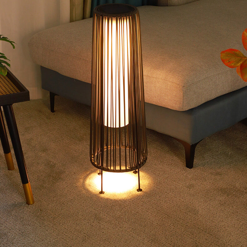 Moderner minimalistischer solarwasserfester runder vertikaler Zugstreifen Eisen Rattan LED Stehlampe für den Außenbereich Patio | Karnz