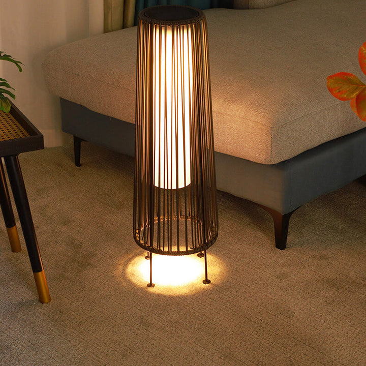 Moderner minimalistischer solarwasserfester runder vertikaler Zugstreifen Eisen Rattan LED Stehlampe für den Außenbereich Patio | Karnz