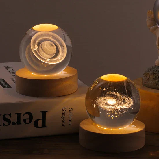 Leuchtende Kristallkugel mit LED – Dekorative 3D-Glaskugel mit Galaxie-Design und Holzsockel | Karnz
