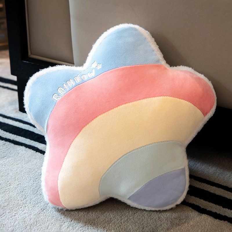 Plüsch-Kissen mit Sternen- und Regenbogenmotiven
