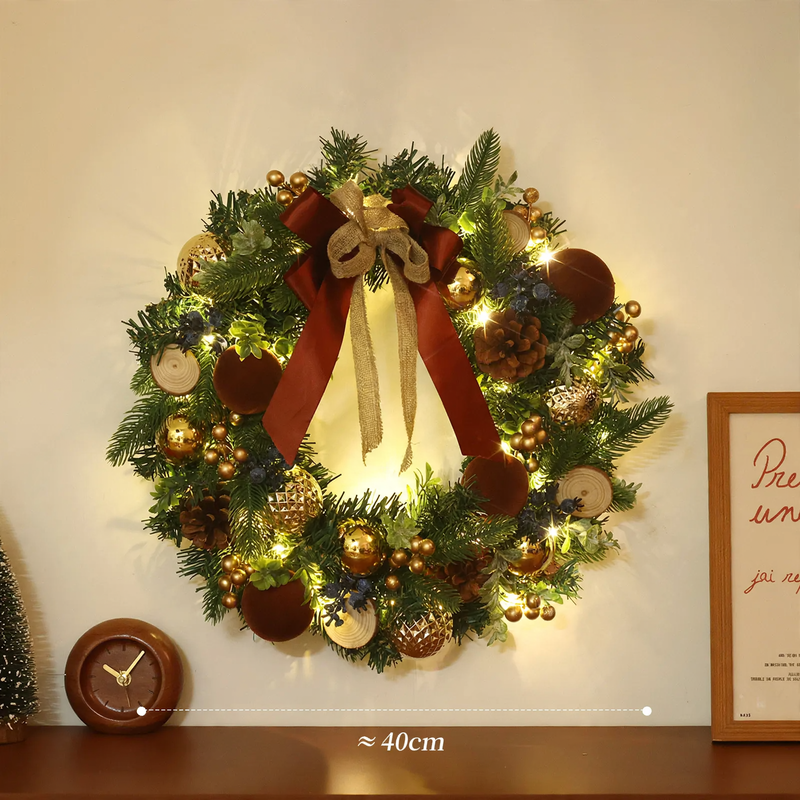Weihnachtskranz mit Dekoration für Tür und Baum
