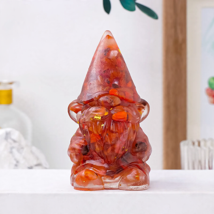 Zwergenfigur aus Kunstharz mit Edelsteinen