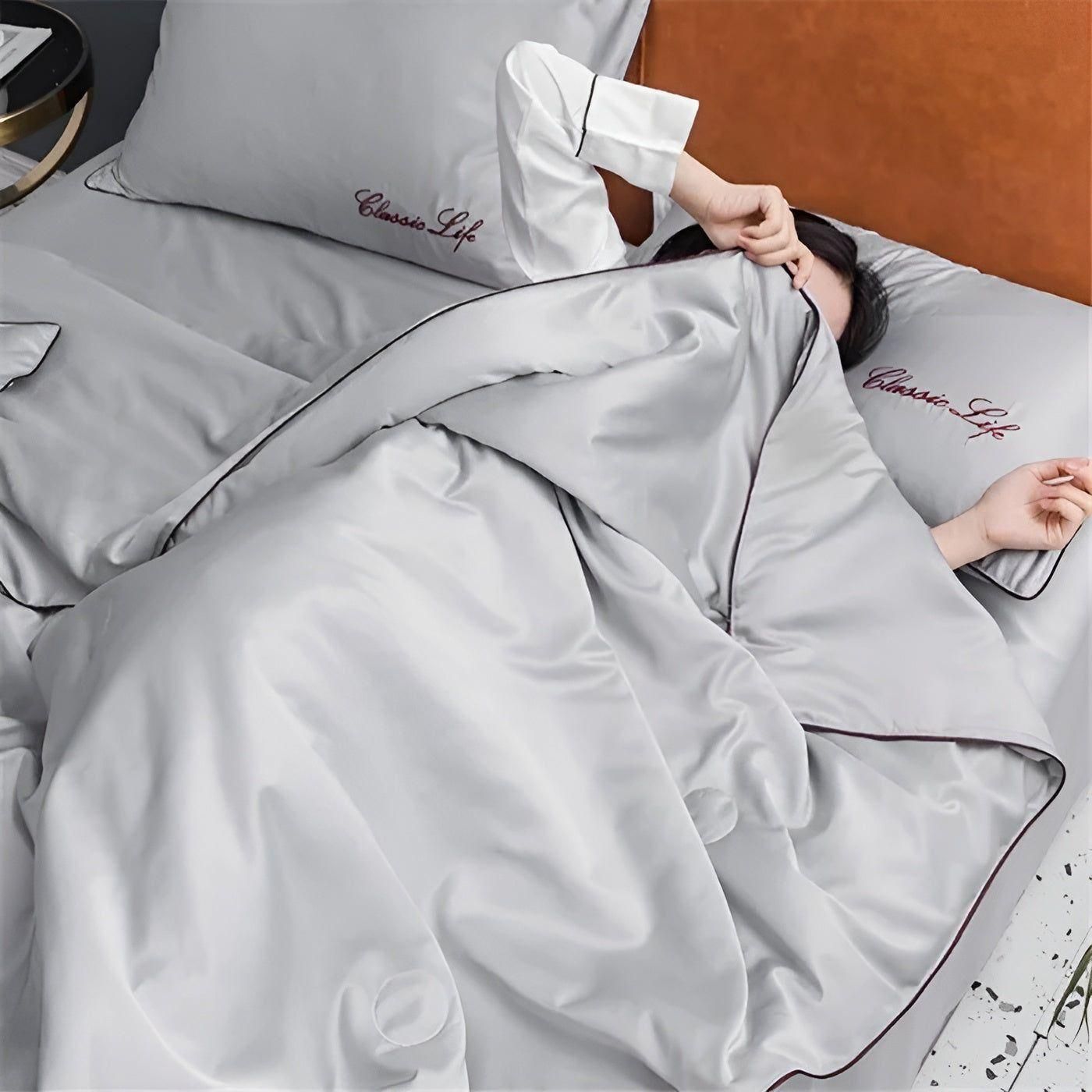 SummerSilk Karnzanket - Weiche, kühlende, bestickte Seiden-Karnzanket