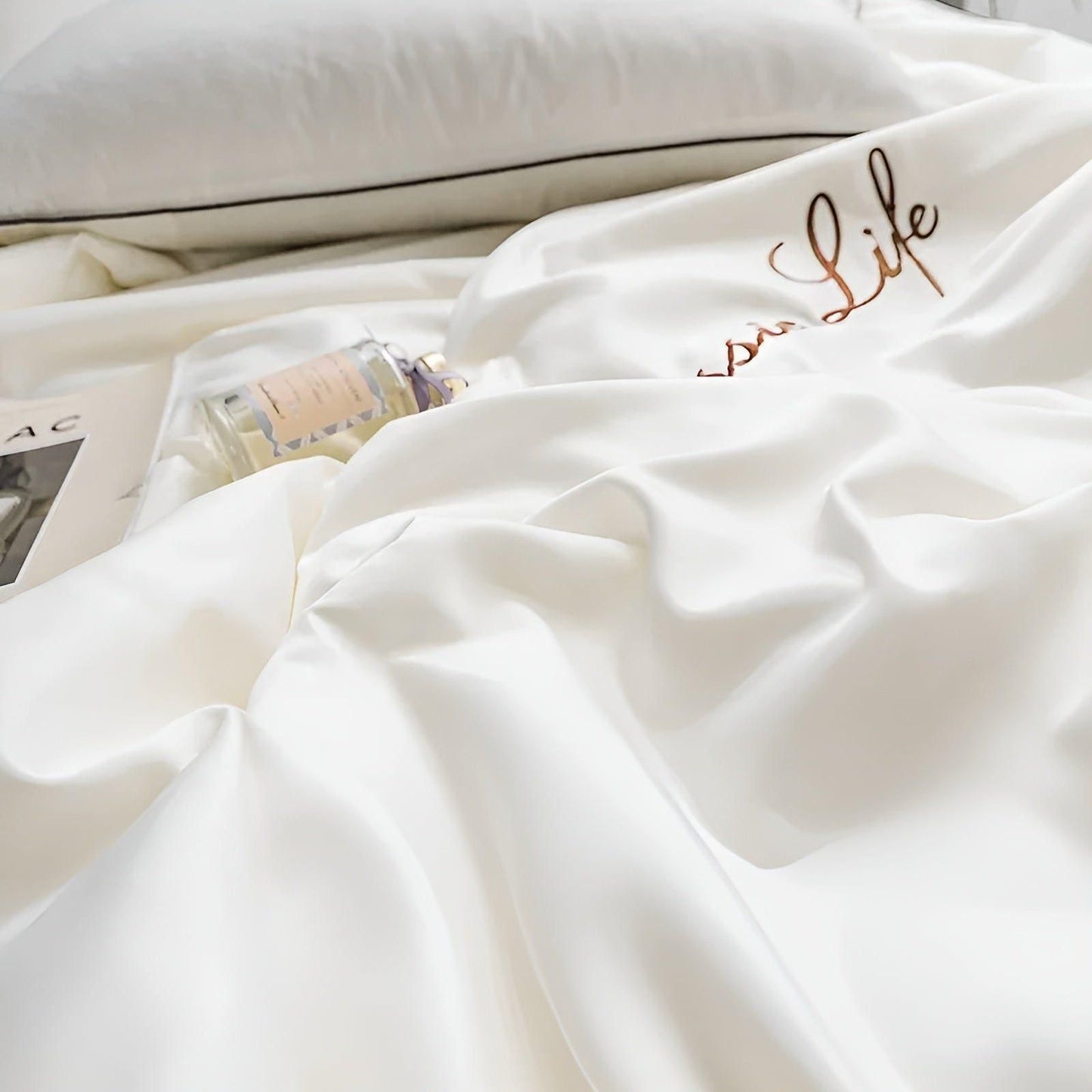SummerSilk Karnzanket - Weiche, kühlende, bestickte Seiden-Karnzanket
