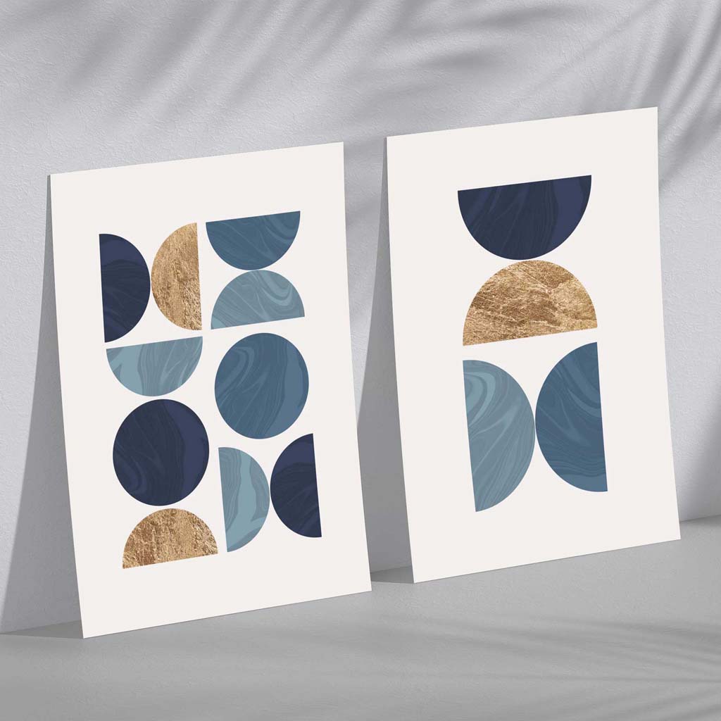 Set mit 2 geometrischen Kunstdrucken im Stil der Mitte des 20. Jahrhunderts in Blau und Gold