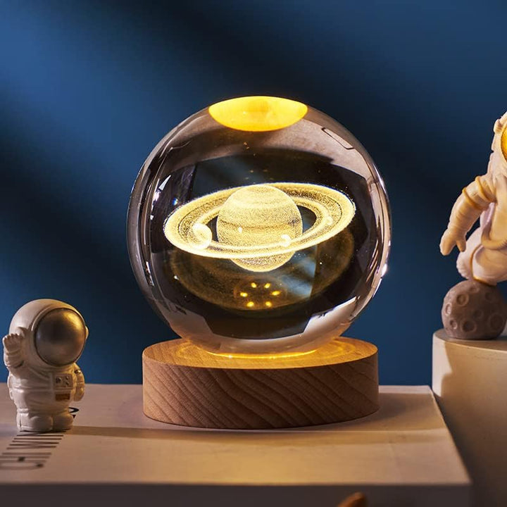 Kristallkugel mit Holzsockel Licht Karnz