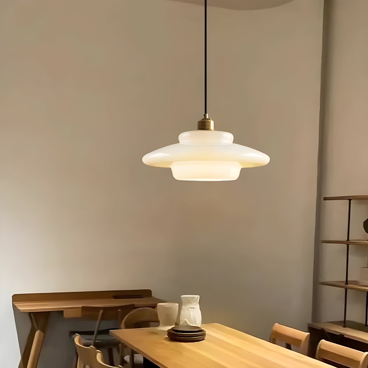 AuraBeam Licht – Minimalistische cremefarbene LED-Pendelleuchte aus Glas | Karnz